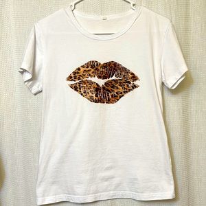 NWOT- White t-shirt, leopard print kiss. Size small. 100% cotton